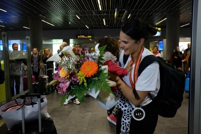 Las Palmas de Gran Canaria. Llegada al aeropuerto de la jugadora de balonmano Almudena Rodríguez tras ganar la medalla de plata en el mundial con la selección española.  | 17/12/2019 | Fotógrafo: José Carlos Guerra