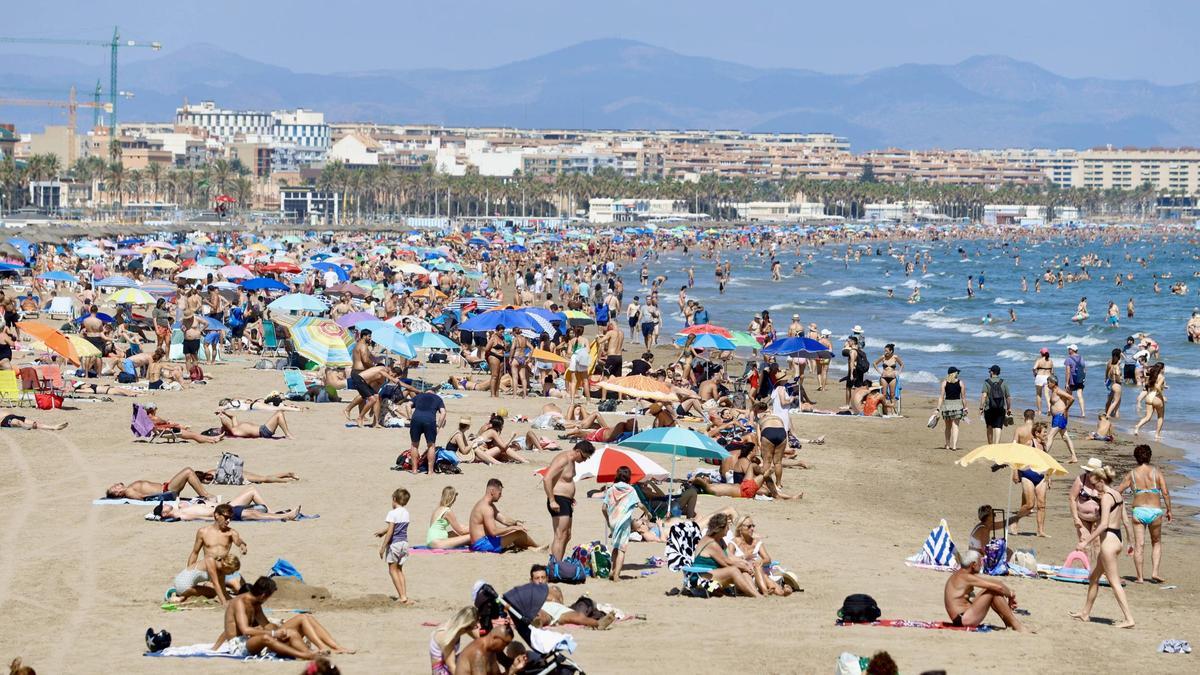 Una playa valenciana en verano