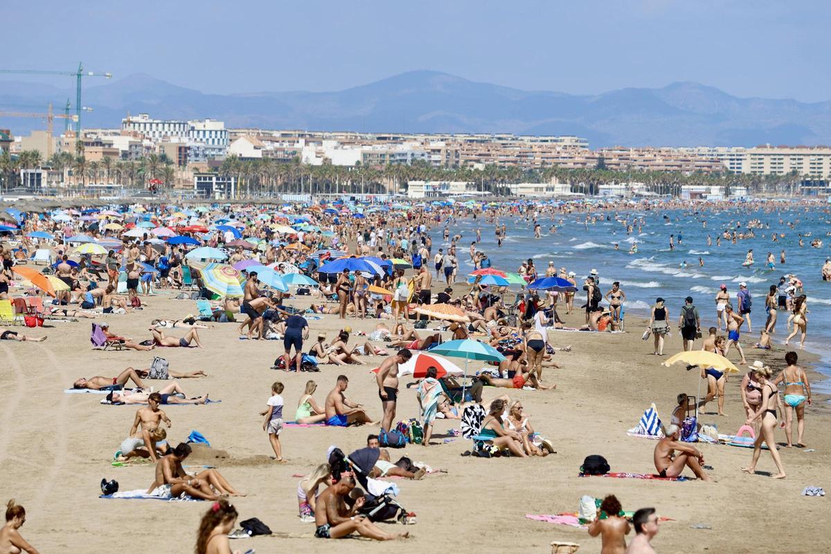 Calor en València, en una imagen de archivo de la playa de la Malva-rosa.