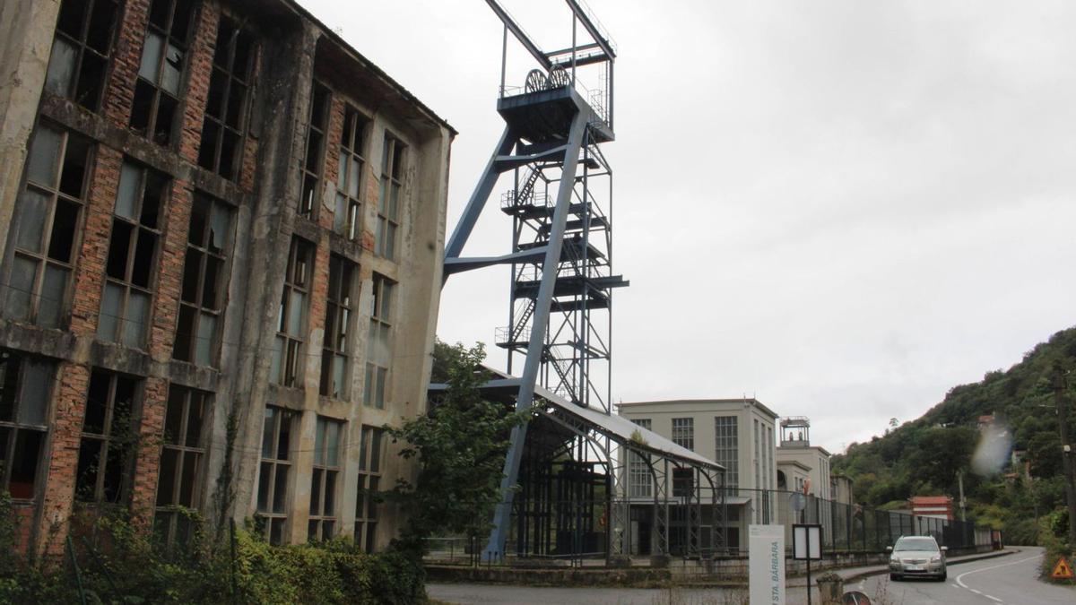EL pozo Santa Bárbara de Turón, con el edificio de oficinas a la izquierda de la imagen. | A. Velasco