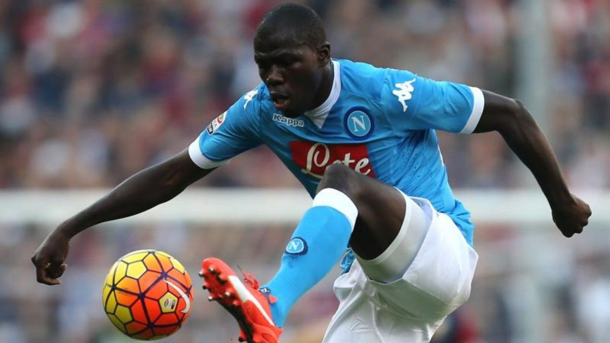 Kalidou Koulibaly vistiendo la camiseta del Nápoles