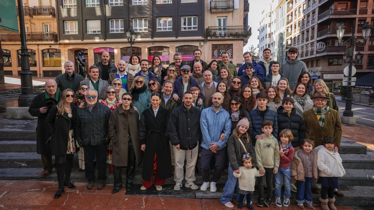 Los miembros de la familia Mijares posando juntos este domingo en el Antiguo.