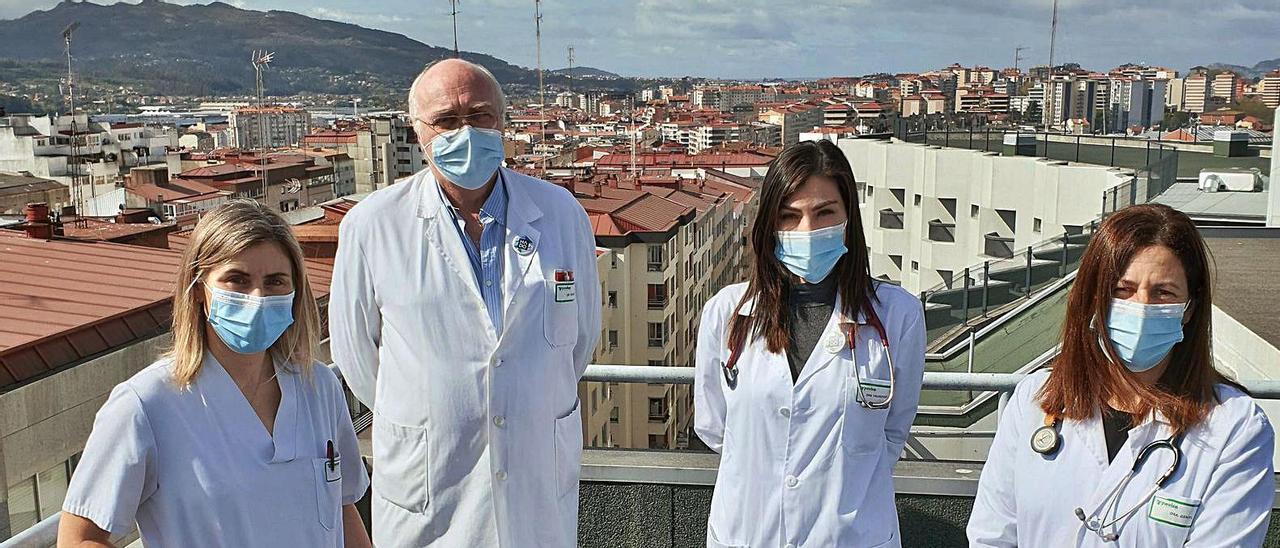La enfermera Rosa Armada; el jefe de HADO, Javier Posada; la médico geriatra Lizette Valenzuela y la oncóloga Marta Gentil (de izq. a dcha).
