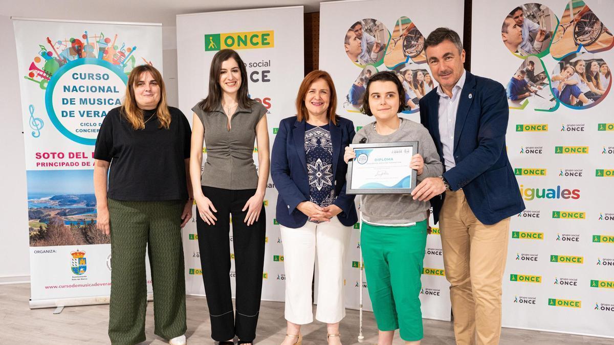 En la foto, de izquierda a derecha está Virginia…(que es algo en la ONCE), Marta Malgor, Yobanca Cuervo, Liv Parlee (que es la alumna a la que se le entrega la beca), y Daniel Tarrio.