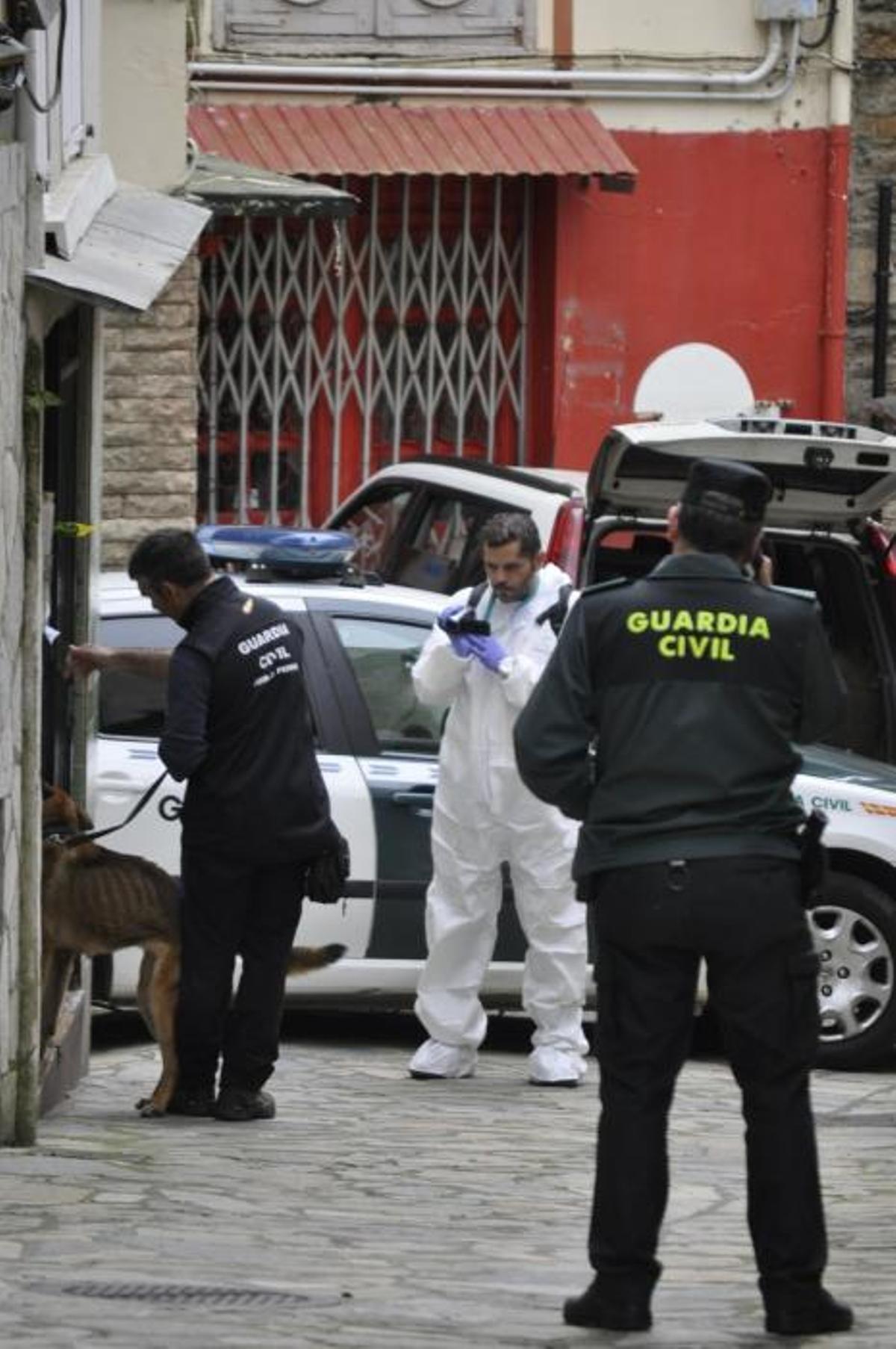 Registro, en Navia, de la vivienda de Javier Ledo, presunto asesino de Paz Fernández en el crimen del embalse de Arbón.