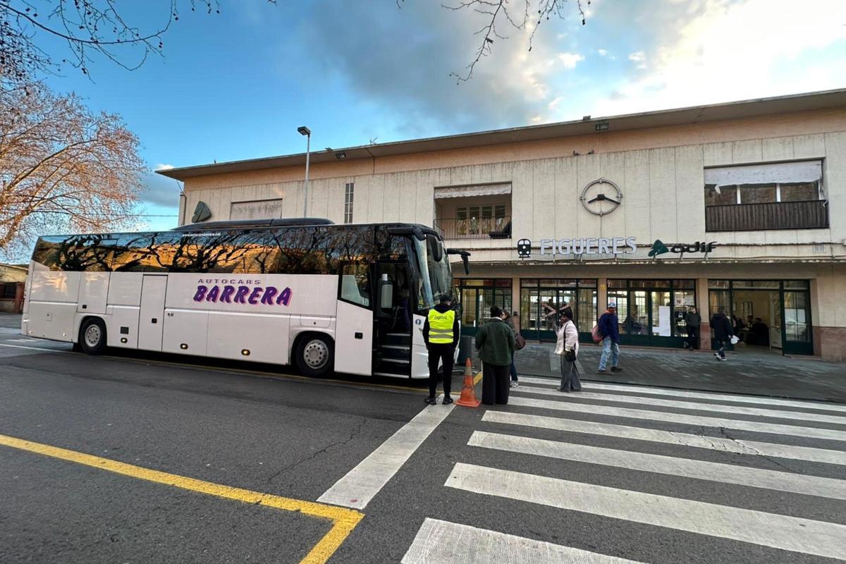 Usuaris pujant al servei de bus alternatiu a l'estació de Figueres