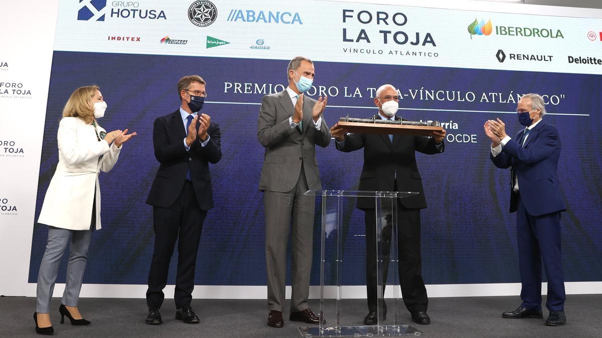 El rey Felipe VI con la vicepresidenta primera Nadia Calviño; el presidente de la Xunta Alberto Núñez Feijóo; el ex-secretario general de la OCDE,  Angel Gurría y Josep Piqué, presidente del Foro.