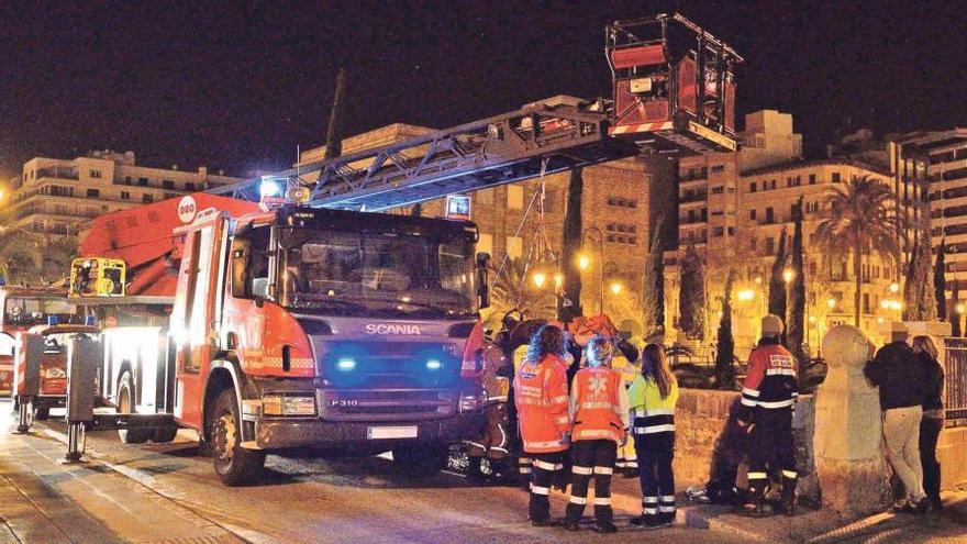 Rescatan a un hombre tras caer desde el puente de sa Riera, en Palma