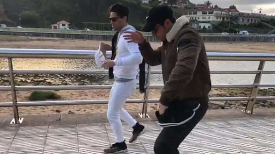 Mario Casas en Asturias: El baile del actor en la playa de La Griega