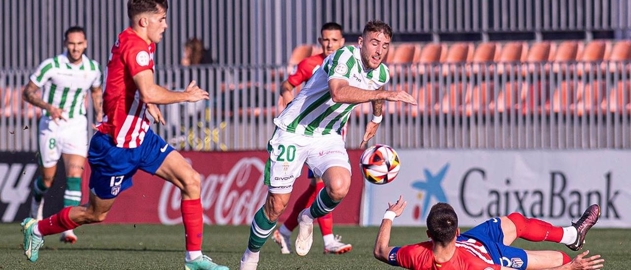 Antonio Casas supera la presión de un rival en la pasada visita al Atlético de Madrid B.