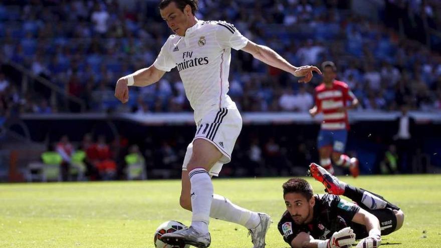 Bale supera al meta Olazábal en la jugada del primer gol madridista ante el Granada. Foto Reuters