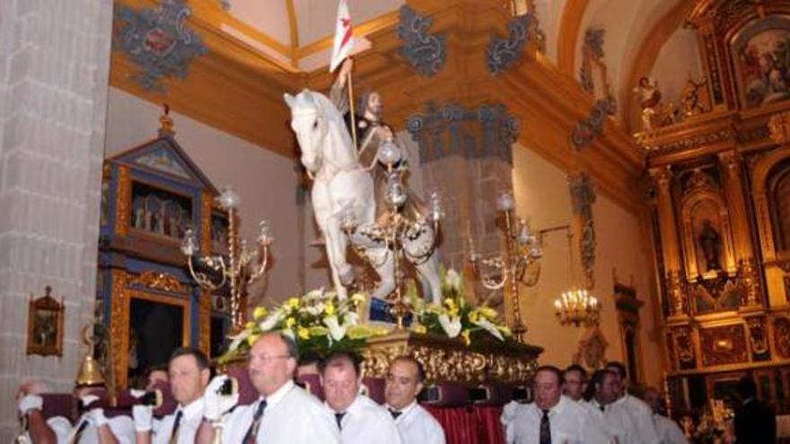 Cientos de vecinos acompañaron ayer la imagen de Santiago Apóstol en la procesión.