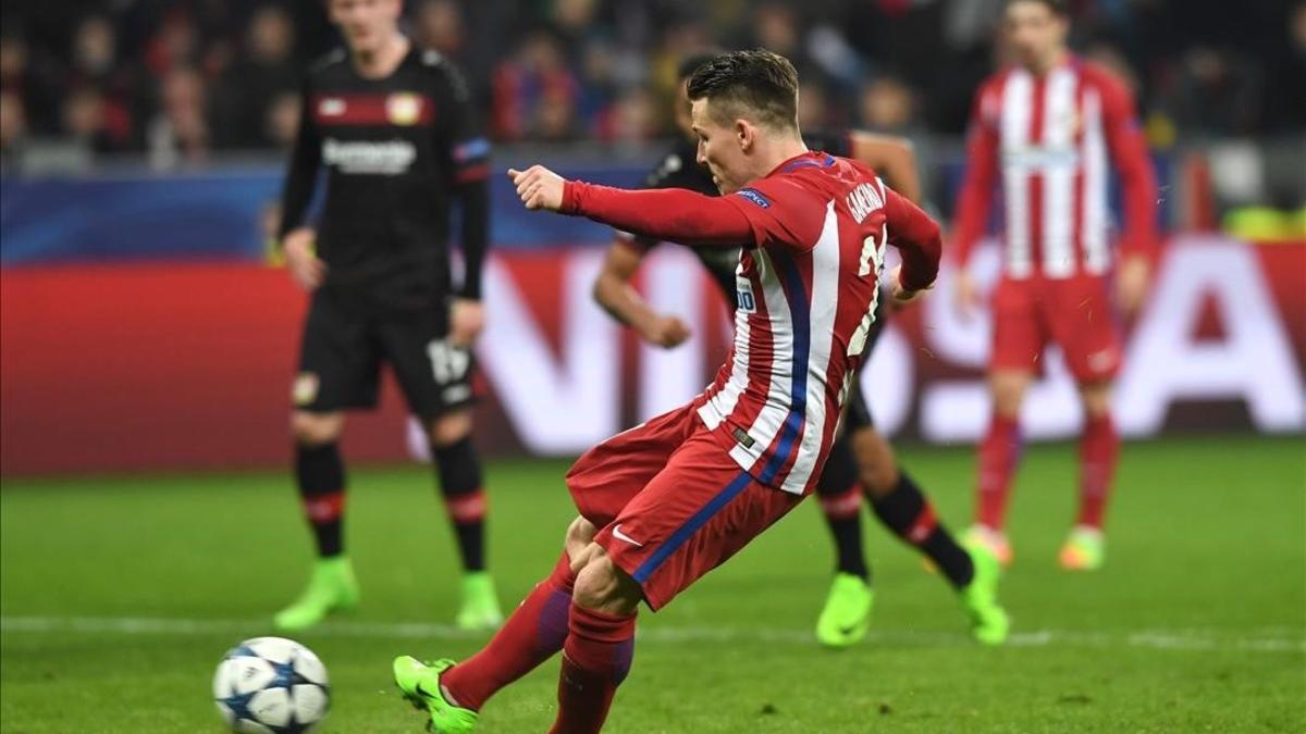 Gameiro marca de penalti ante el Bayer Leverkusen el martes pasado