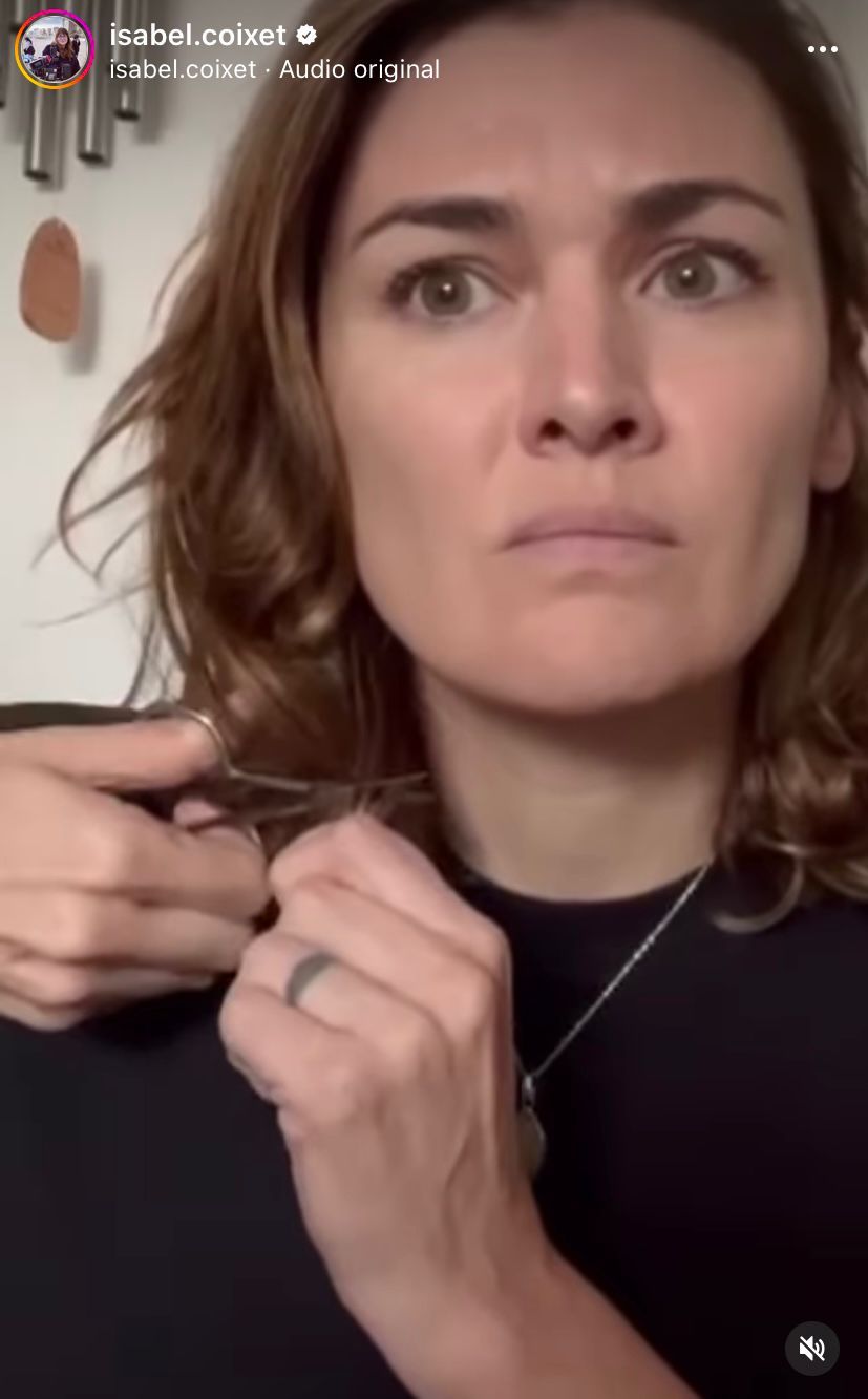 La actriz murciana Marta Nieto se corta el pelo en un gesto reivindicativo y de apoyo a las mujeres de Irán.