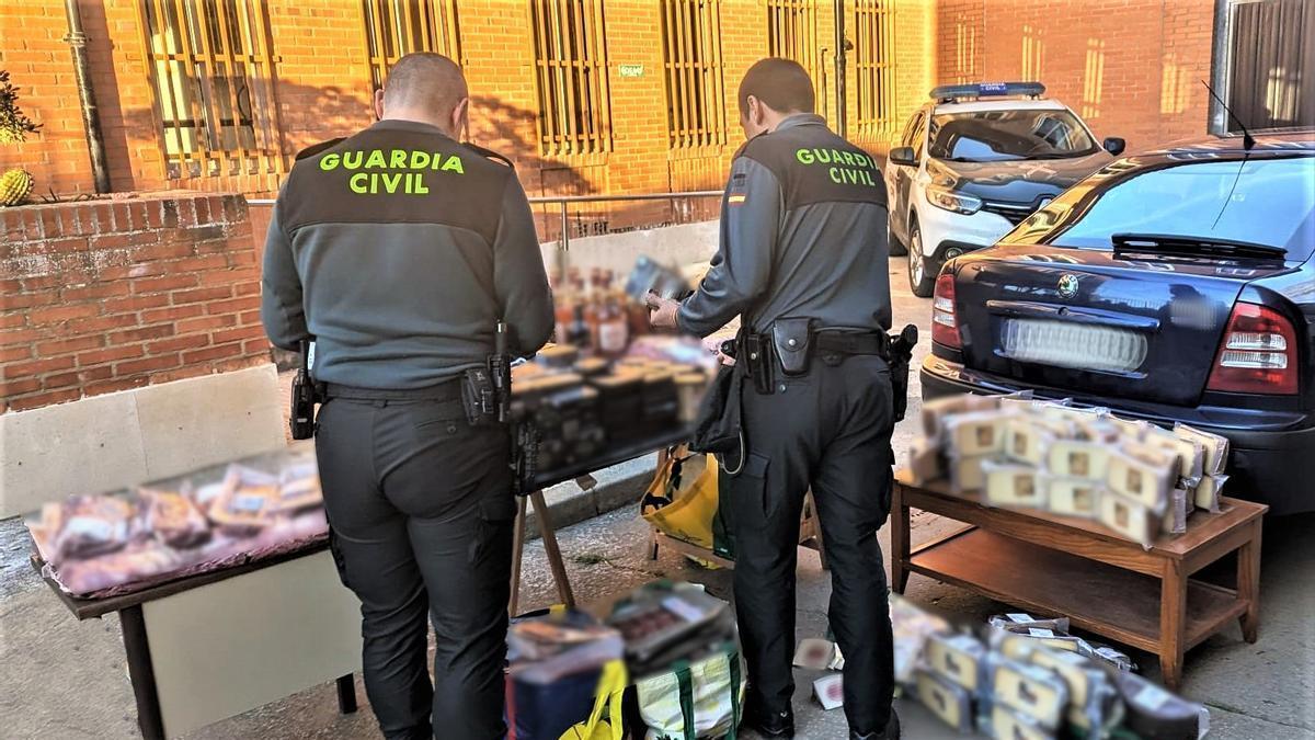 Guardia Civil con los productos incautados