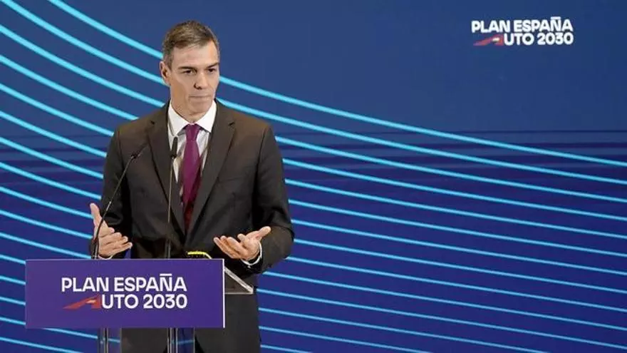 Sánchez quiere lanzar a España a fabricar coches eléctricos baratos y activa otro plan de ayudas directas de 400 millones
