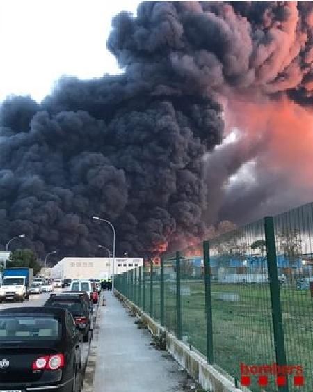 Incendi en una empresa de residus a Montornès
