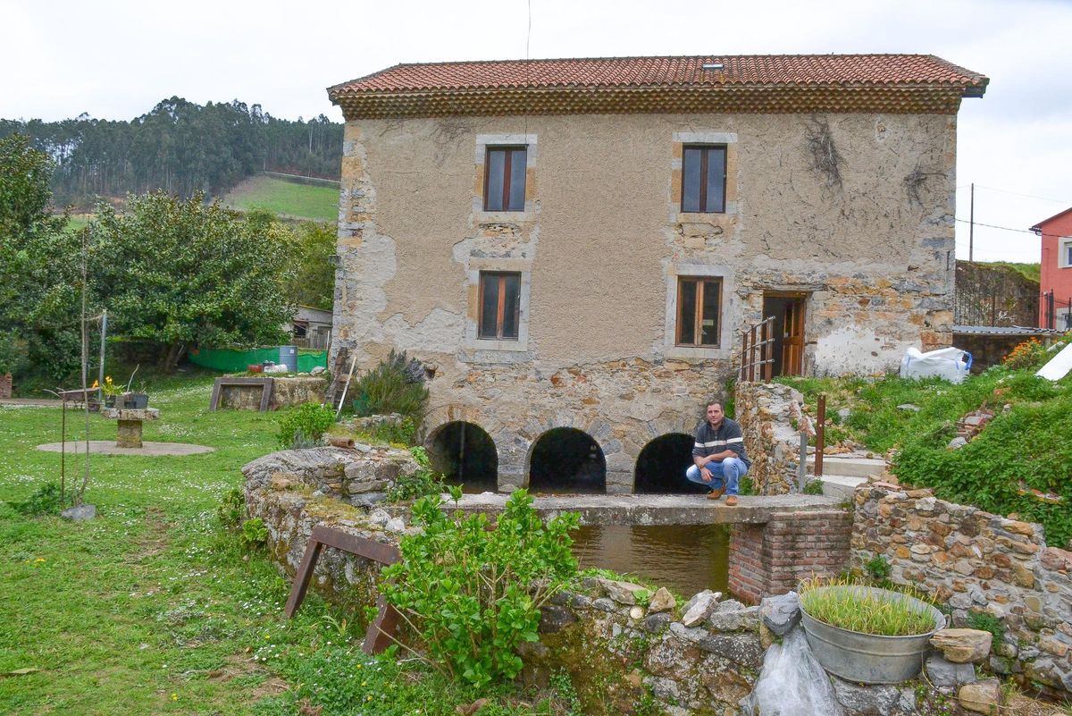El molinero, delante de su molino, en Agones.