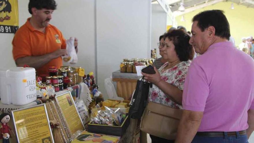 Industriales alistanos de miel y productos apícolas en una de las ferias de artesanía.