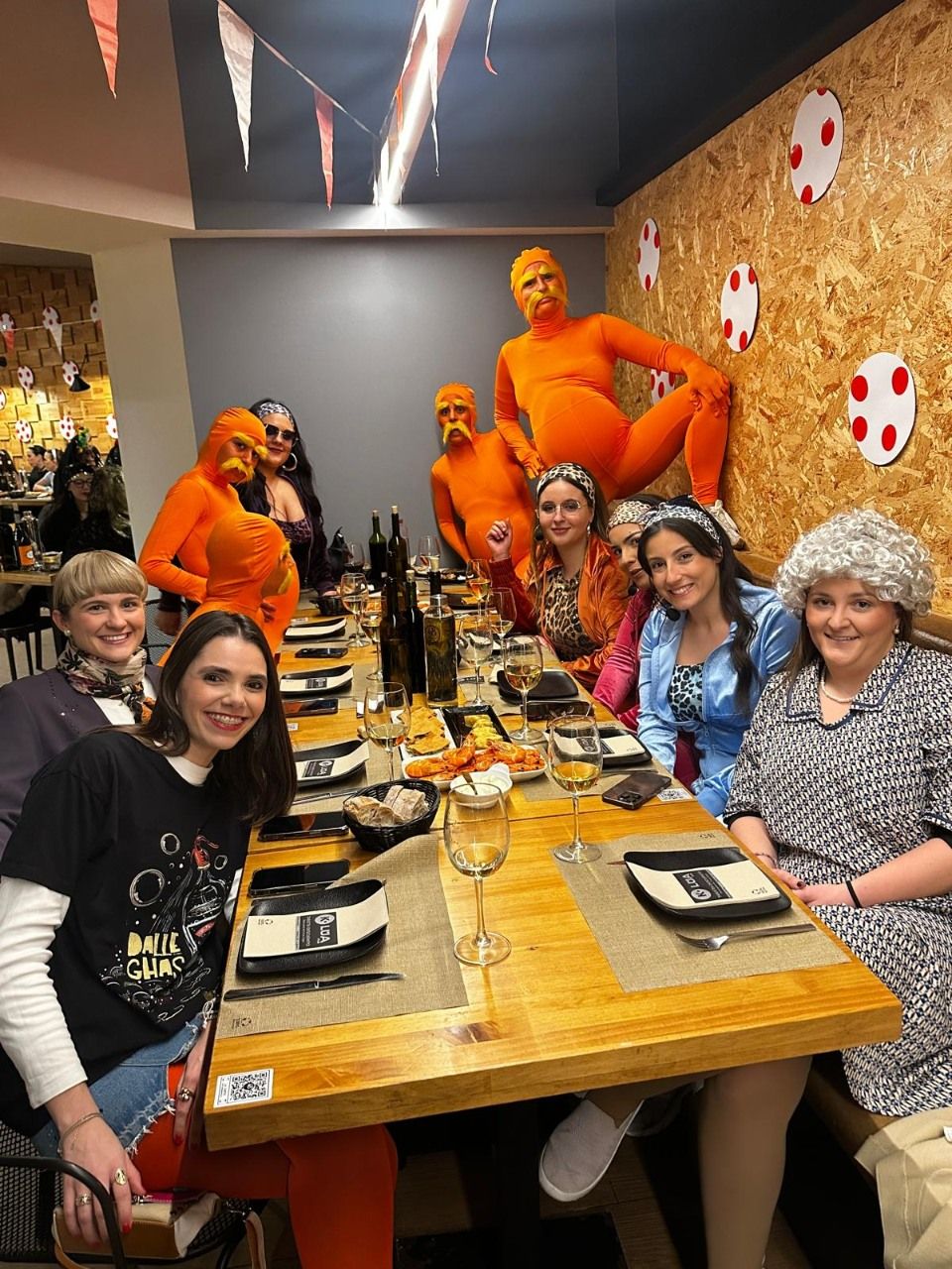Asistentes a la fiesta de carnaval en el restaurante O 48 da Platería.