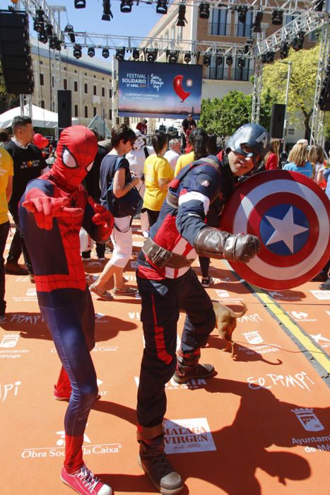 El Festival solidario Soles de Málaga contó con la presencia en la calle Alcazabilla de algunos personajes de Star Wars y de superhéroes de Marvel.