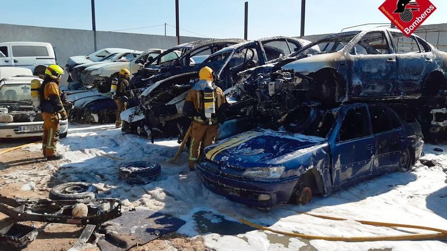 Un incendio calcina varios vehículos en un desguace de Orihuela