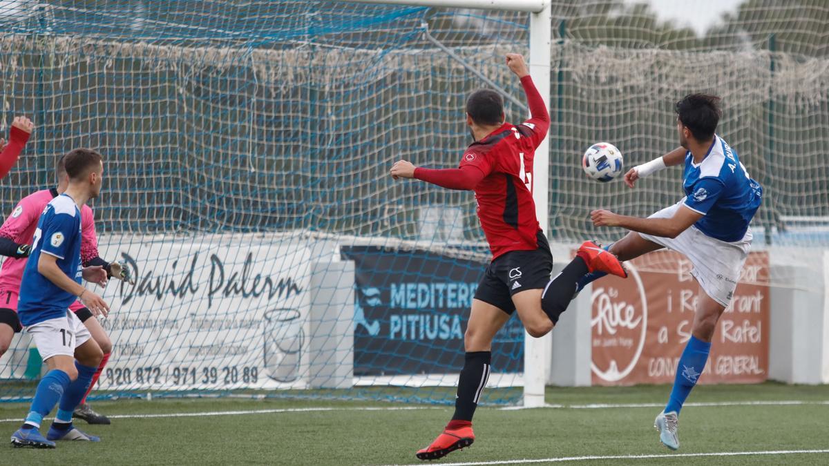 Bonilla sigue la trayectoria del balón tras rematar el córner que supuso el 0-2 frente al Sant Rafel.