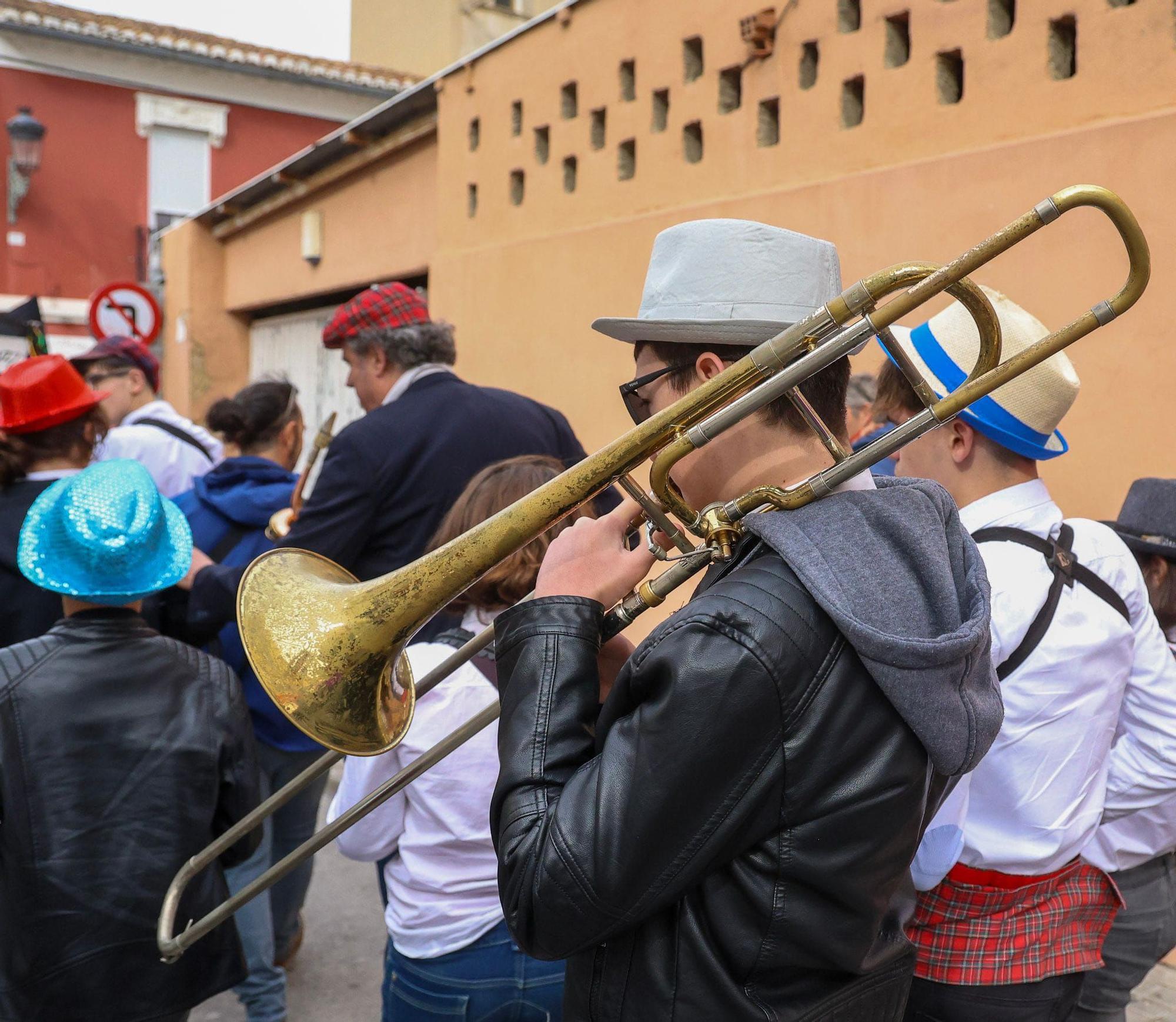 El Cabanyal se vuelca con el carnaval más americano con el 'Mardi Grass' de Nueva Orleans