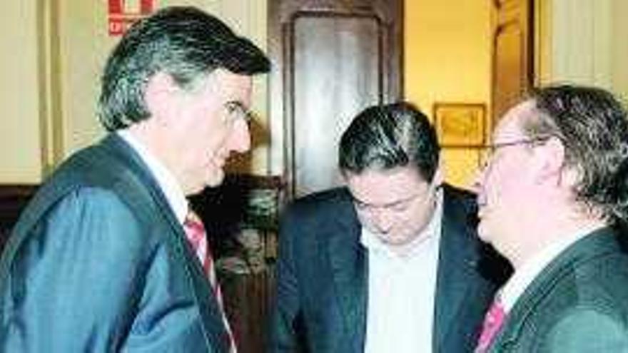 Ovidio Sánchez, Joaquín Aréstegui y Reinerio Álvarez, ayer, en la Junta.