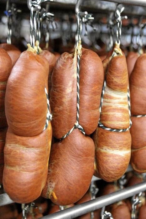 Kleine Ökonomie der Streichwurst: Neben der handwerklich gefertigten Variante gibt es auch eine Großproduktion. Marktführer ist seit Jahrzehnten El Zagal.