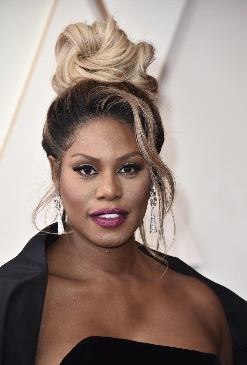 Laverne Cox con moño alto