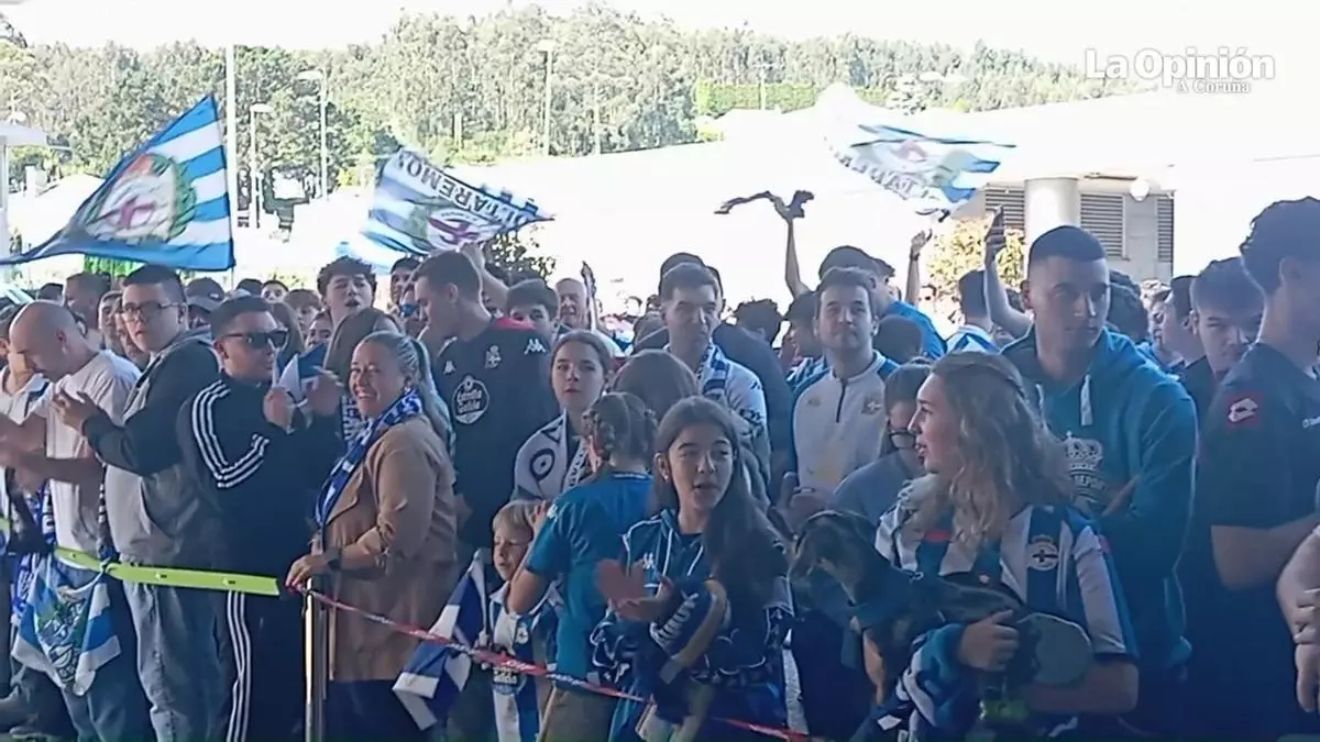A Coruña, el Deportivo y la fiesta que no cesa: Alvedro se convierte en un pequeño Riazor a la llegada de Cádiz