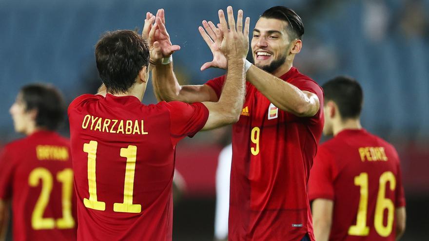 Rafa Mir salva a España desde el banquillo y se viste de héroe con un hattrick