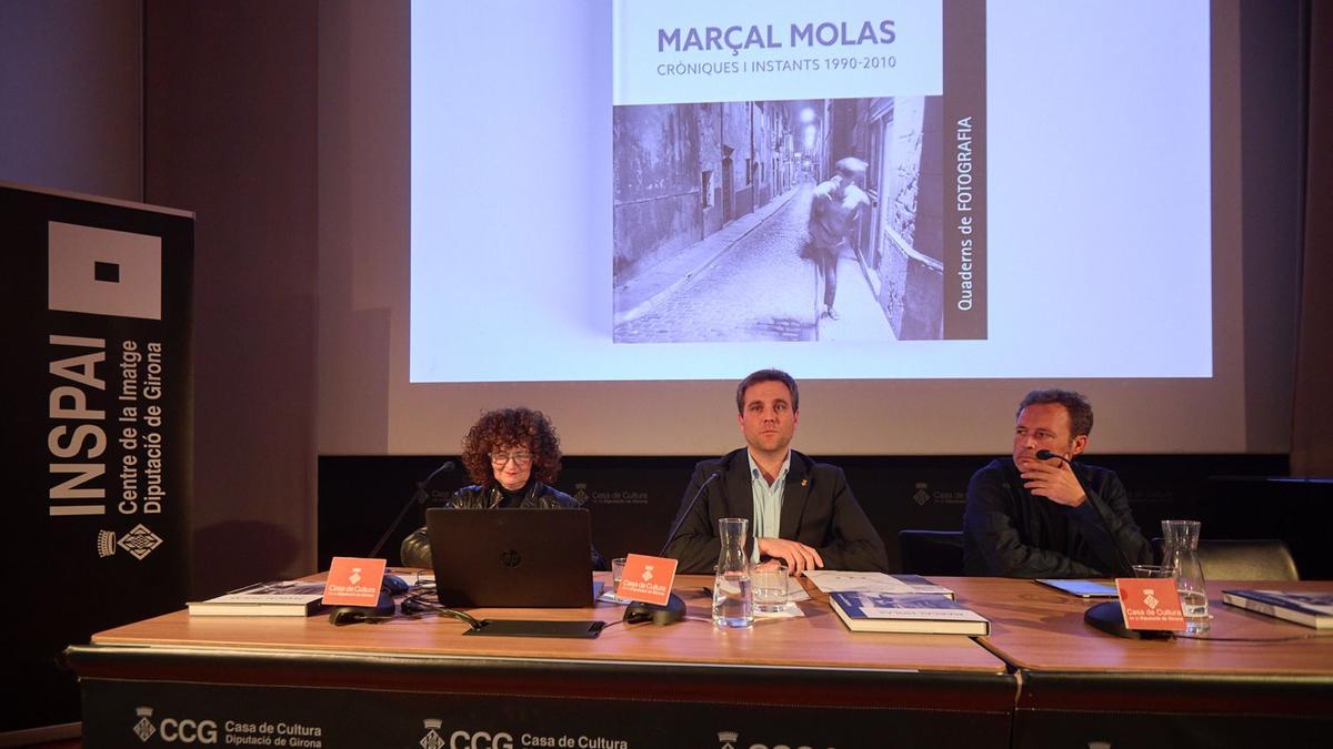 La cap de l'Inspai, Natàlia Navarro; el diputat de Cultura de la Diputació de Girona, Jordi Camps i el fotògraf Marçal Molas.