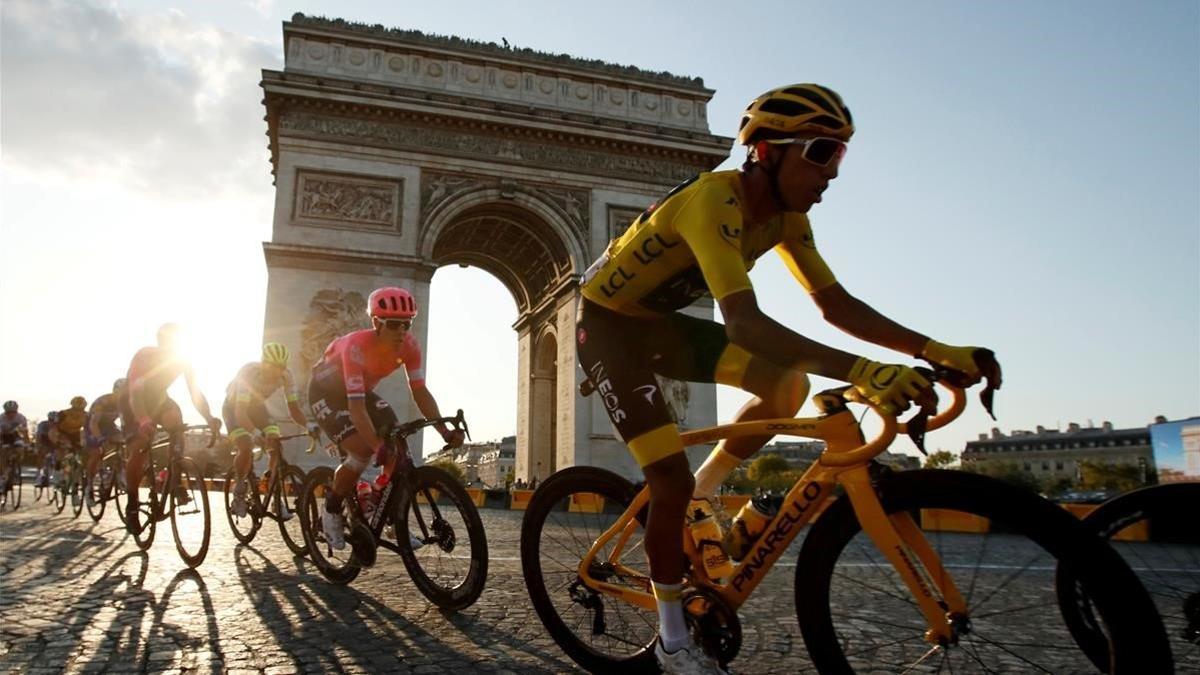 Egan Bernal pasa por delante del Arco del Triunfo de París en julio del 2019.