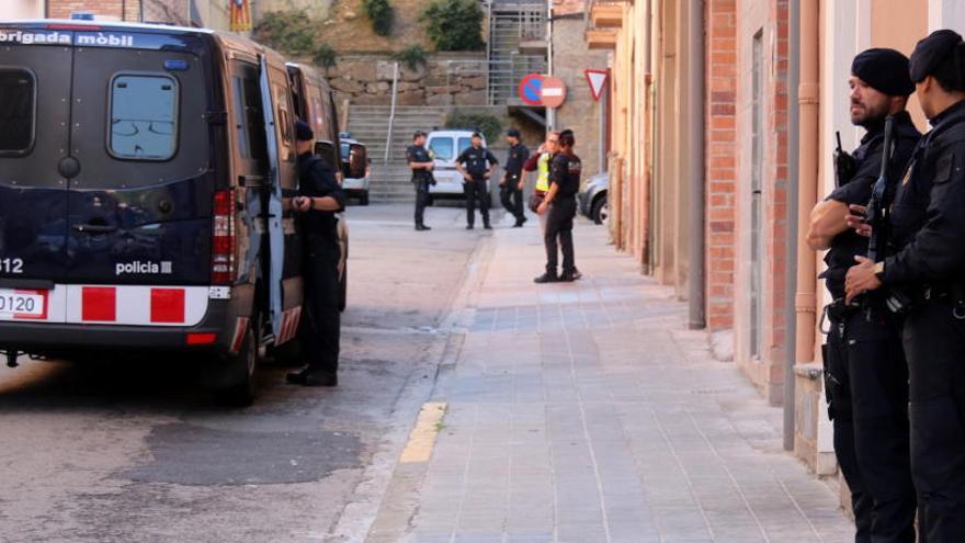 Els Mossos d&#039;Esquadra al carrer Pla de Ginebret, on vivia Driss Oukabir.