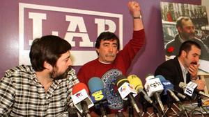 Paco, hermano de Eugenio Aranburu, saluda puño en alto al inicio de la rueda de prensa del sindicato LAB junto a Rafa Diez  i  y Txutxi Ariznabarreta, en febrero de 1997.