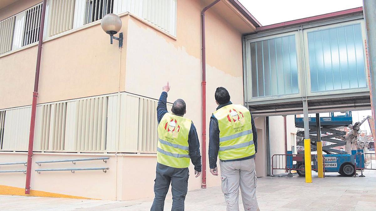 Los trabajos de reposición de pintura en los colegios es uno de los encargos del contrato de mantenimiento.