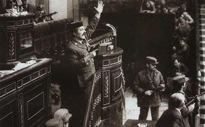 El tinent coronel Tejero irromp, pistola en mà, al Congrés dels Diputats el 23 de Febrer de 1981.