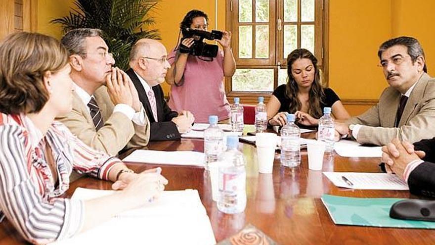 Reunión de trabajo del Ayuntamiento y Cabildo, presidida por Antonio Morales y Román Rodríguez.