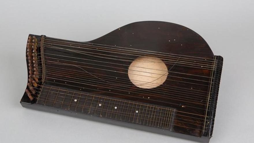 Cítara de taula de 29 cordes simples que forma part del fons musical del Museu de Manresa