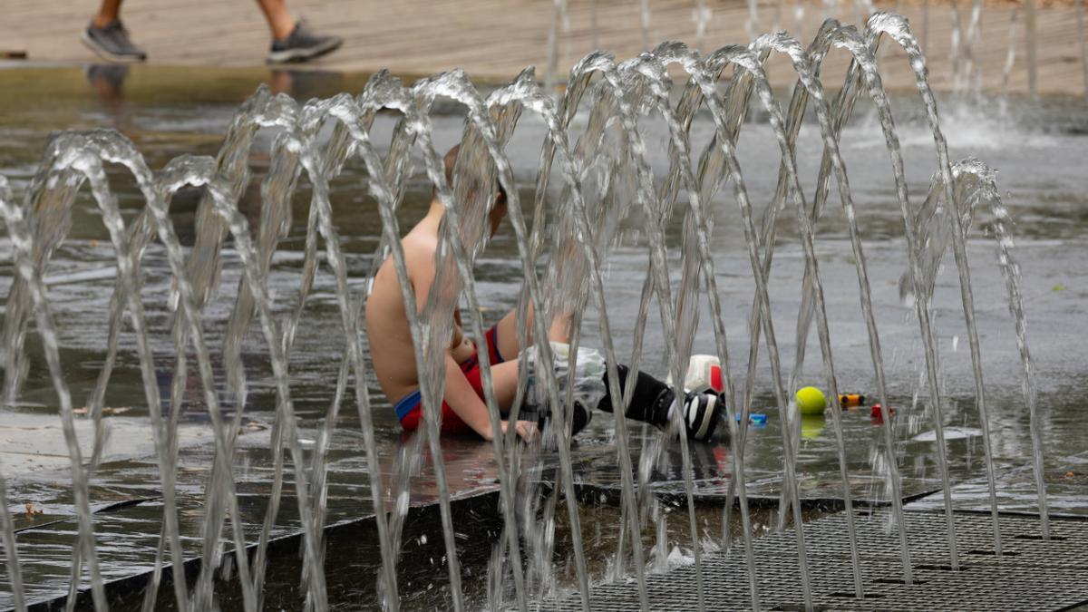 Un niño se moja en los chorros de Madrid Río.