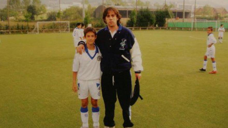 Pablo Pérez, de pequeño, junto a su entrenador Josito de la Cera, de La Inmaculada