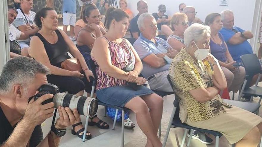 Vecinos de Santa Águeda en la asamblea celebrada ayer para decidir movilizaciones en protesta por el desarollo turístico.