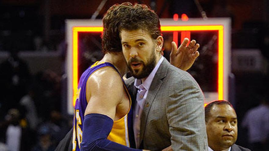 Pau y Marc Gasol se saludan al final del partido.