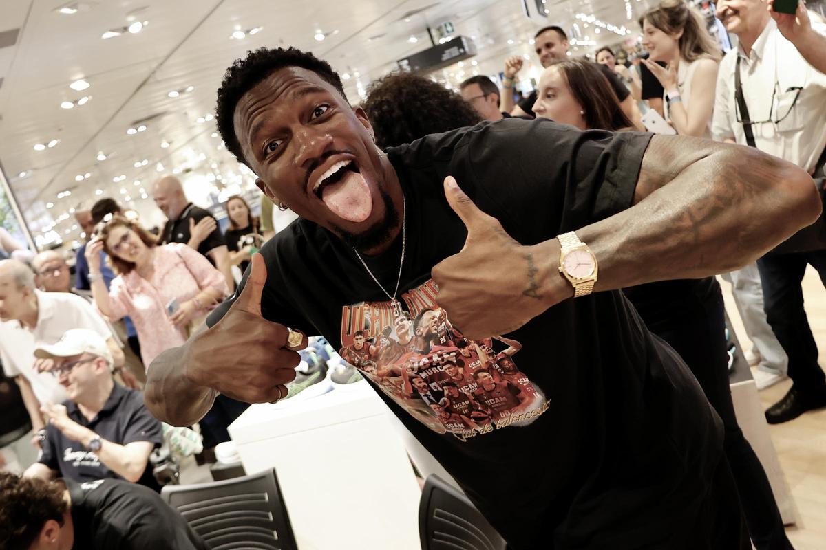 La fiesta del UCAM Murcia con su afición en las calles de Murcia, en imágenes