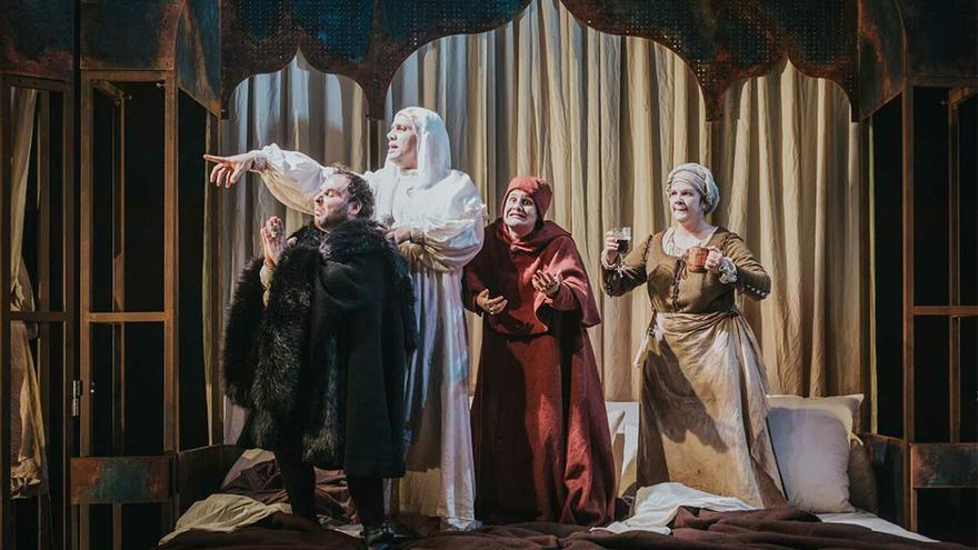 La tragicomèdia sobre Isabel I de la companyia La Calòrica engega la nova temporada del Teatre de Roses