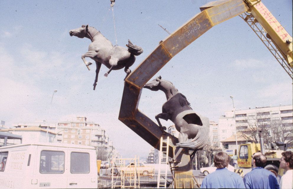 Instalación del monumento a los caballos en Praza de España en 2002, supervisadas por el propio escultor