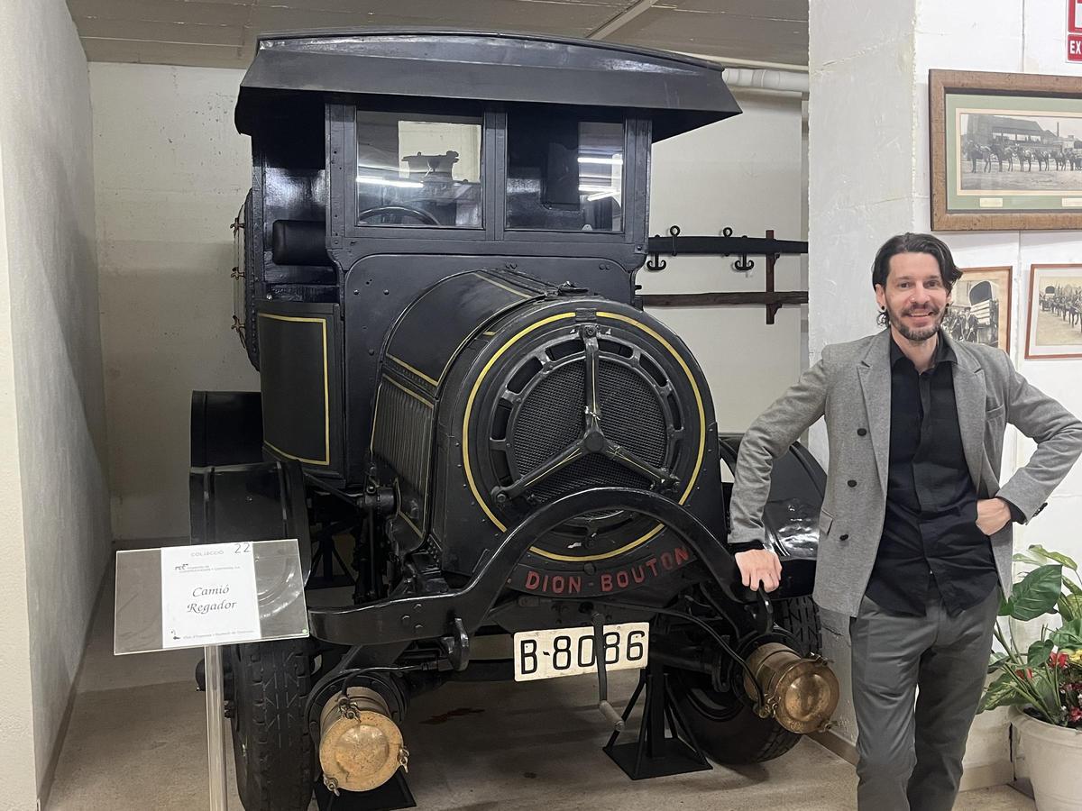 Jaume Pérez, junto a un cañón de riego de agua a caballo que operaba en Barcelona.