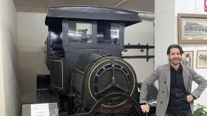 Jaume Pérez, junto a un cañón de riego de agua a caballo que operaba en Barcelona.